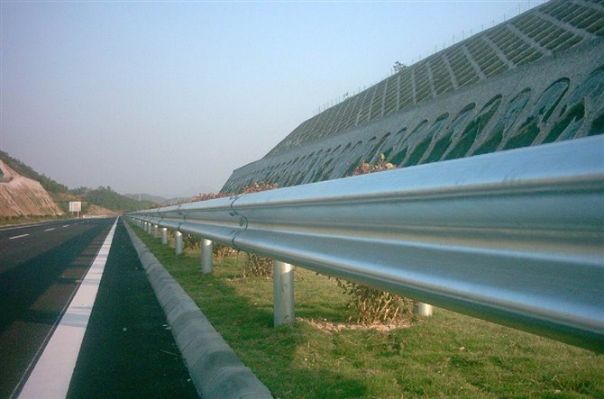 高速公路护栏设计的标准高度是多少？