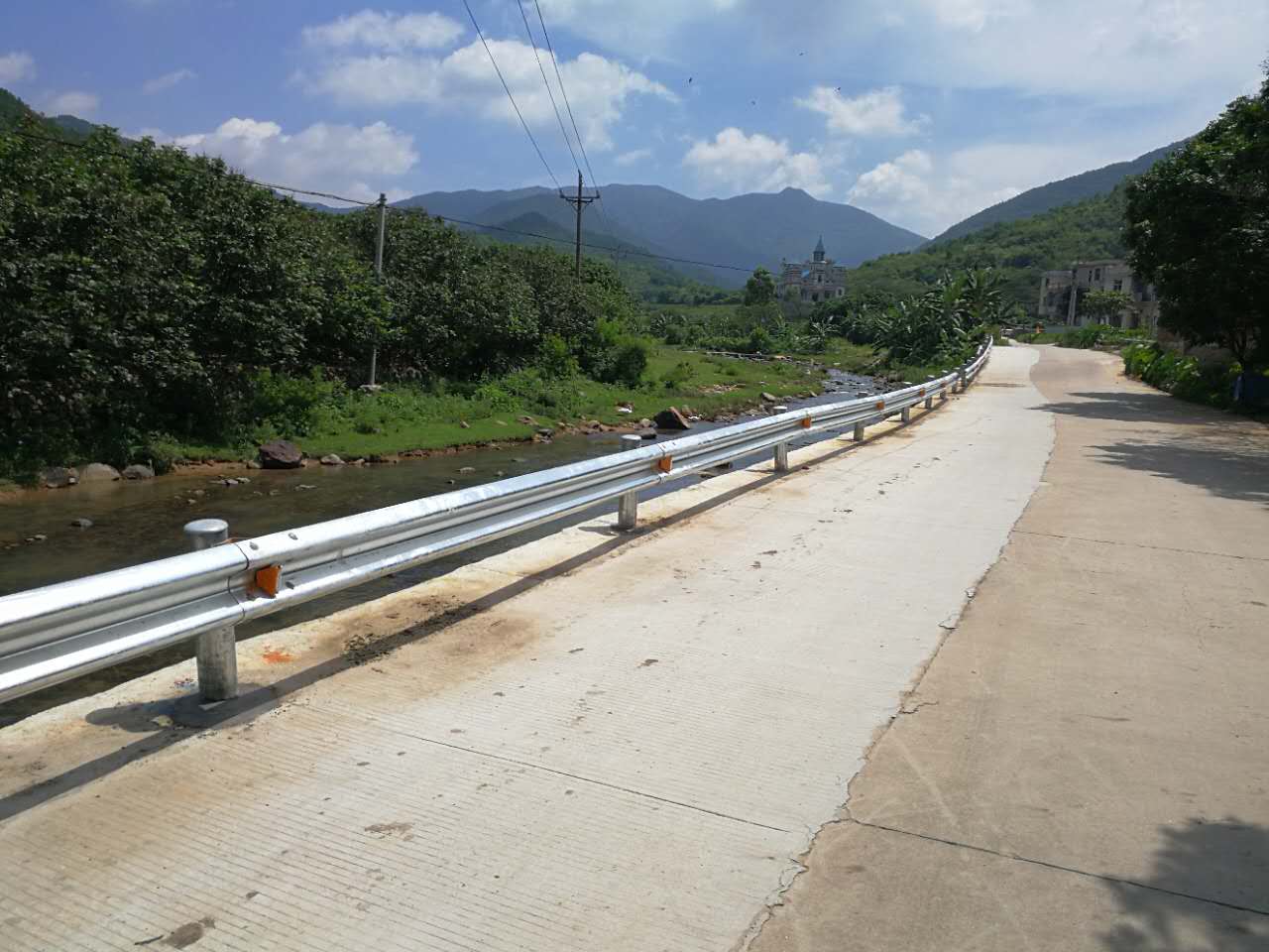 道路波形护栏防撞价格一般多少比较合适？